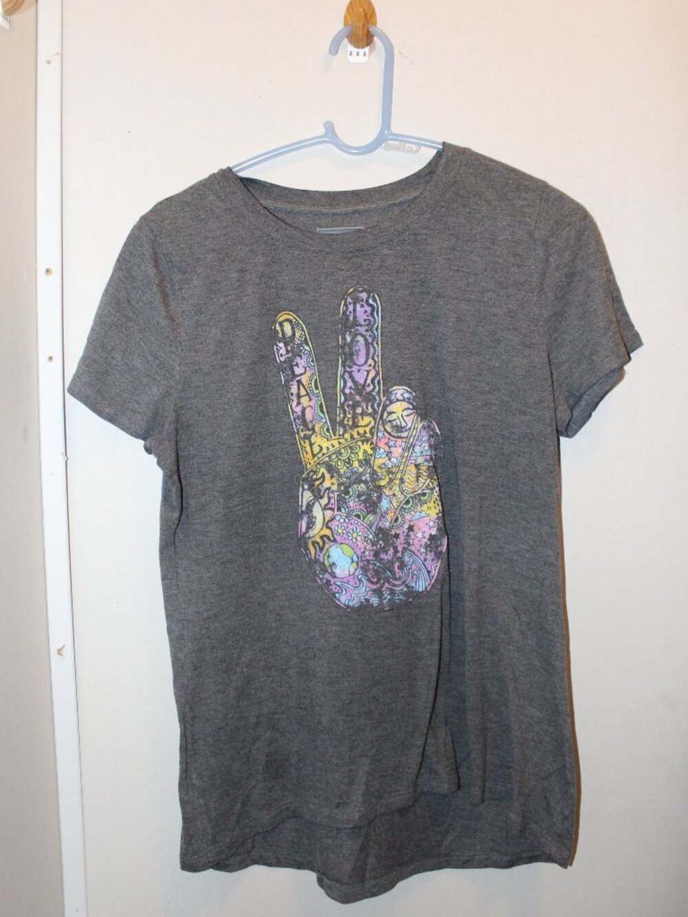 Modern Lux Peace and Love Women's Tee Size L, Gray/charcoal, hippie, vibes, boho